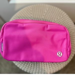 Lululemon Everywhere Belt Bag 1L (SONIC/PINK WHITE WORDMARK LOGO)🤎